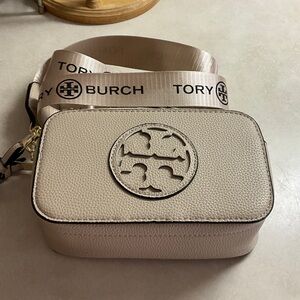 NO BRAND. It is a dupe of designer bag. Cream Crossbody Bag